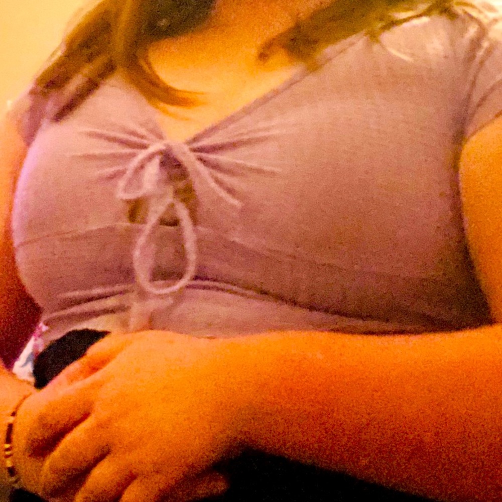 ⭐️purple crop top with a tie at the front.looks beautiful on everyone!!⭐️